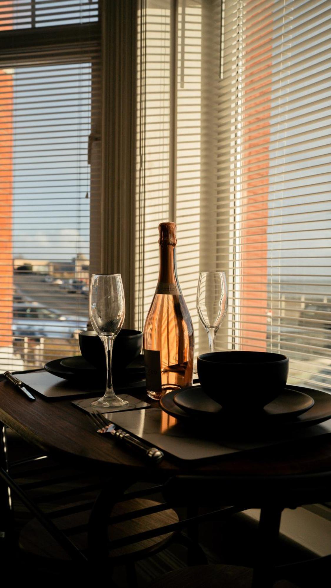 Rhôs-on-Sea Stunning 2 Bedroom Ground Floor Sea View Apartment מראה חיצוני תמונה